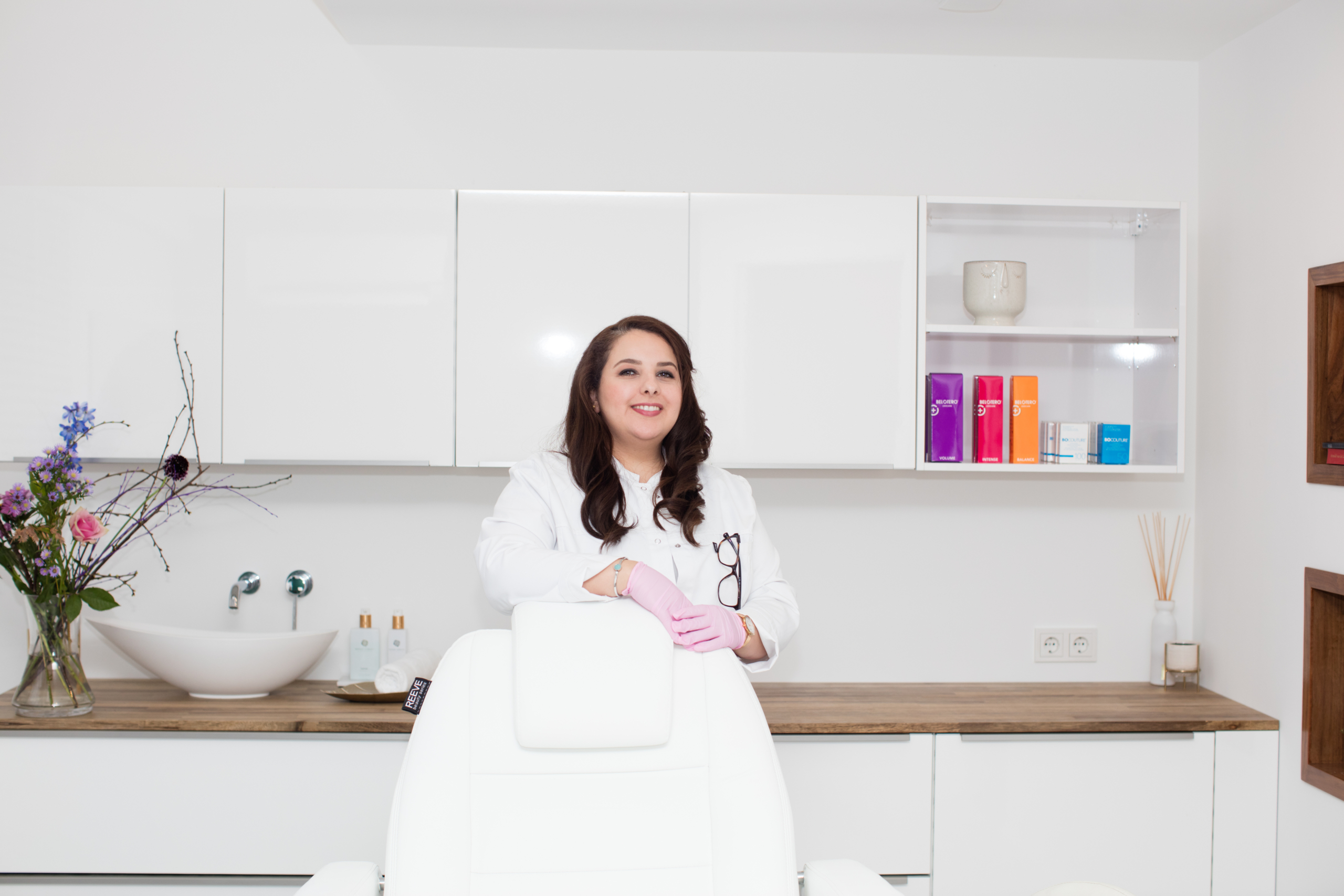 Drs. Anna Ferdowsbari