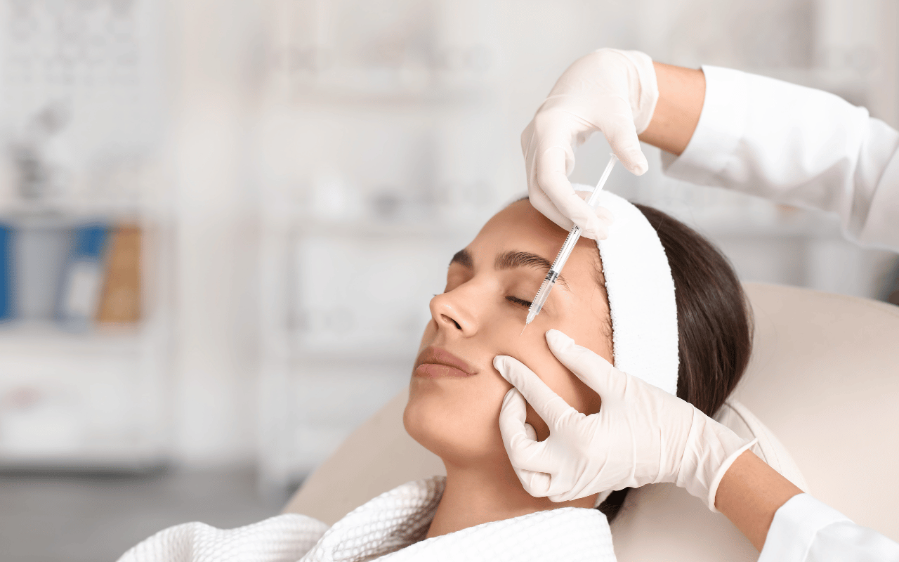 Niet trekken aan rimpels, maar volume herstellen: de opmars van de ‘midface filler’