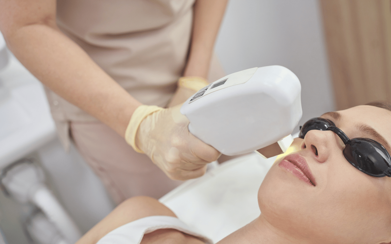 Weg met vlekjes en rode vaatjes: hoe werkt de populaire IPL-‘laser’?